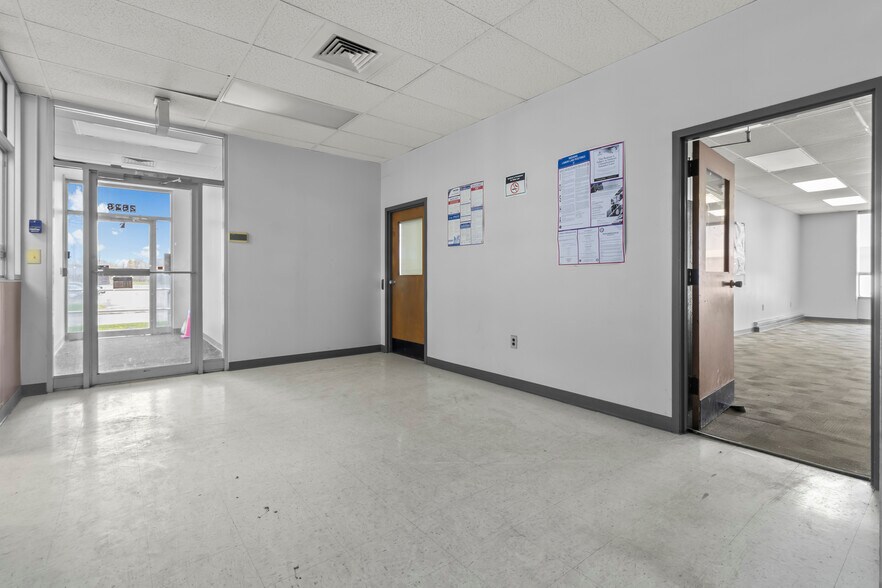 2828 Tobey Dr, Indianapolis, IN à louer - Photo du bâtiment - Image 2 de 16