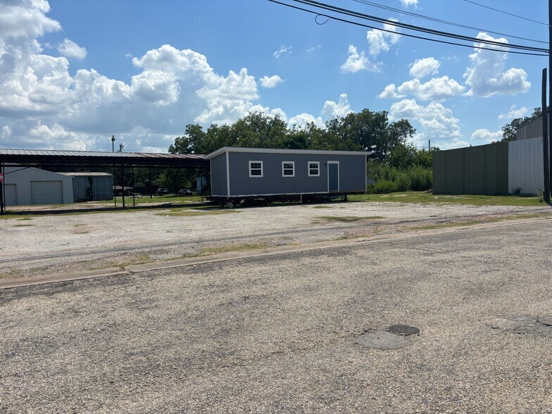 300 W Hempstead St, Giddings, TX à vendre - Photo du bâtiment - Image 2 de 3