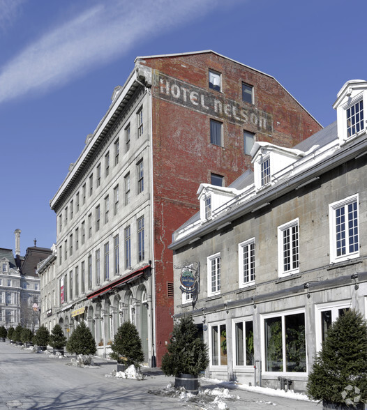 417-425 Pl Jacques-Cartier, Montréal, QC à louer - Photo du bâtiment - Image 2 de 2