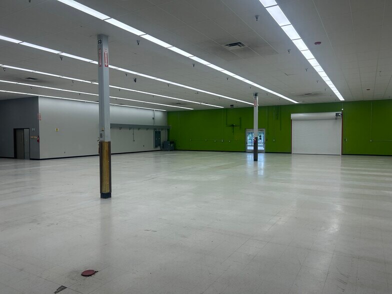 300 W Valley View Rd, Talent, OR à louer - Photo du bâtiment - Image 3 de 6