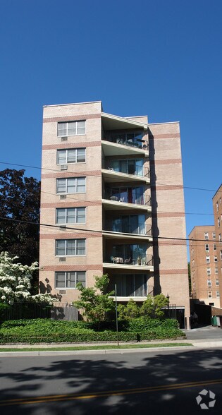 56 Doyer Ave, White Plains, NY à vendre - Photo du bâtiment - Image 2 de 3