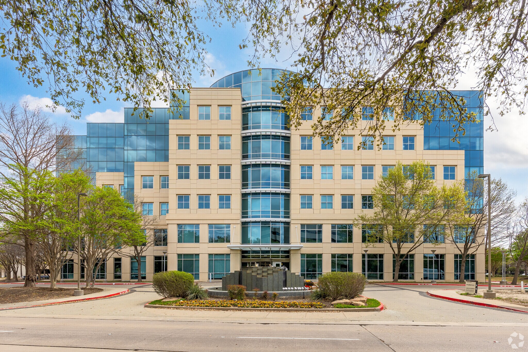 8500 Freeport Pkwy, Irving, TX à louer Photo du bâtiment- Image 1 de 6
