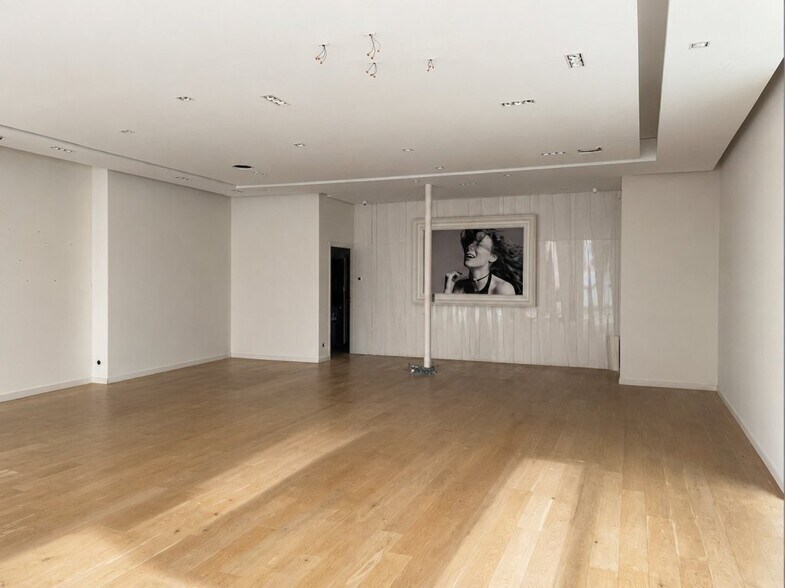 Retail in Chalon-sur-Saône for lease - Interior Photo - Image 1 of 8