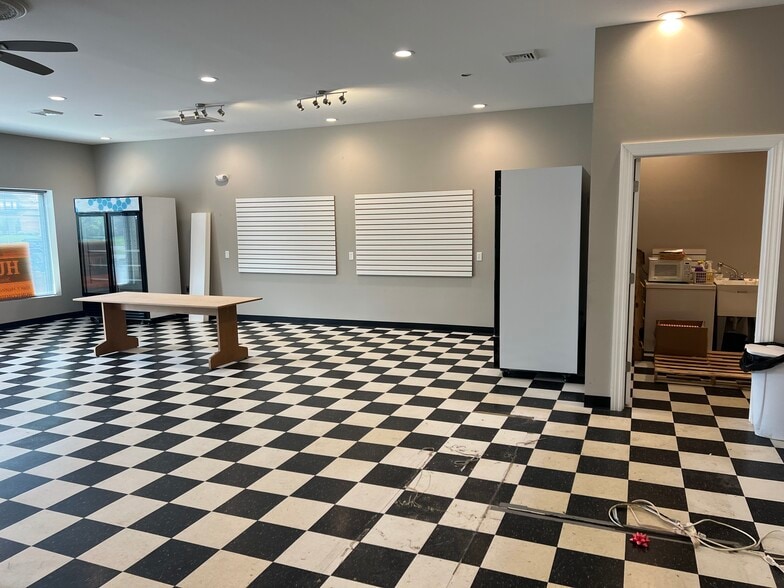 962 Maple Rd, Buffalo, NY for lease - Interior Photo - Image 2 of 3