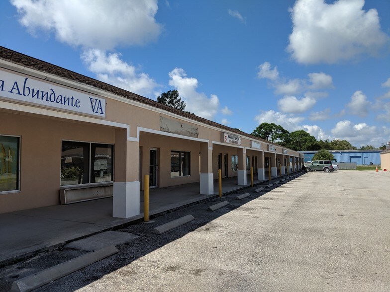 2020 Palm Bay Rd NE, Palm Bay, FL à vendre - Photo principale - Image 1 de 12