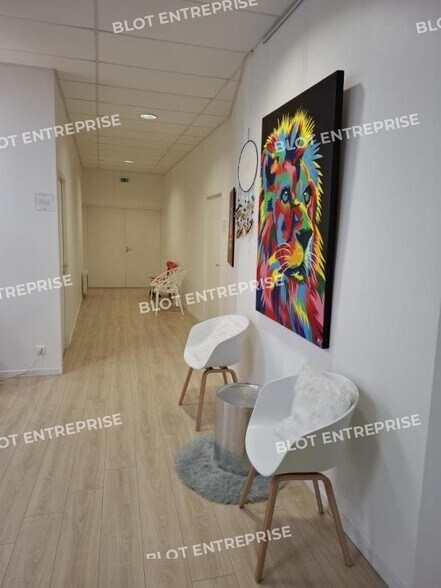 Bureau dans Montgermont à louer - Photo du bâtiment - Image 2 de 8