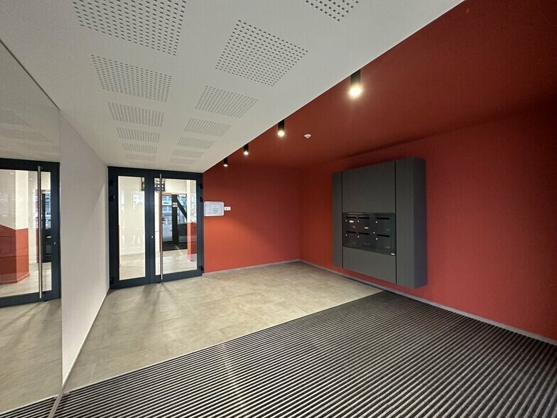 Bureau dans Entzheim à louer - Hall d’entrée - Image 2 de 9