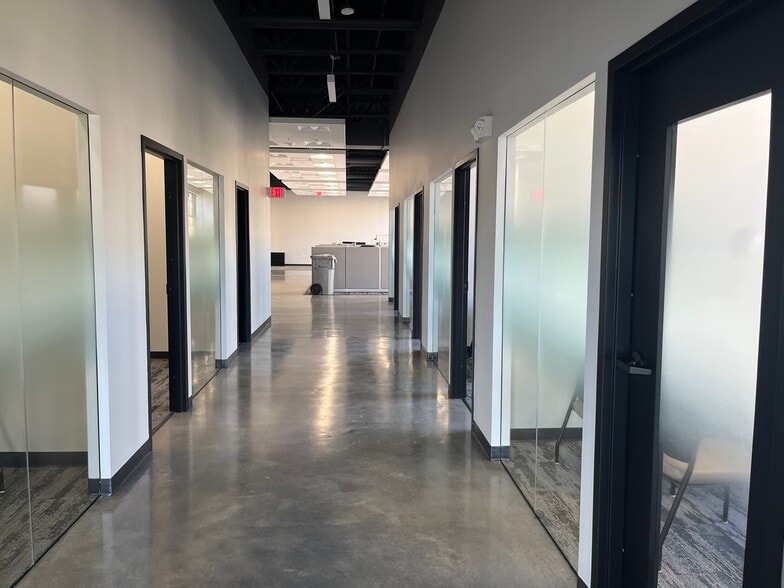 200 E 9th St, Coralville, IA for lease - Building Photo - Image 2 of 8