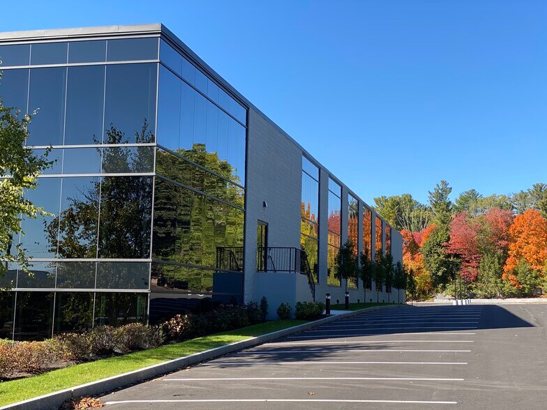4 Northeastern Blvd, Salem, NH à louer - Photo du bâtiment - Image 1 de 30