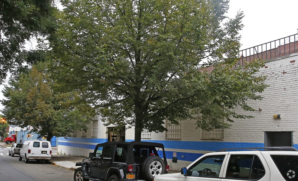 156 Hinsdale St, Brooklyn, NY à louer - Photo du bâtiment - Image 3 de 7