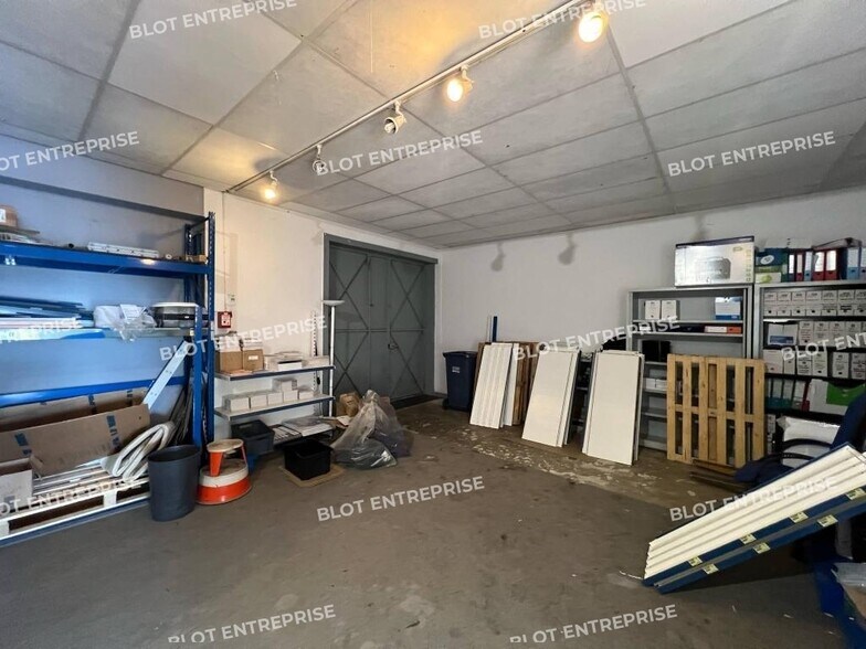 Office in Melesse for lease - Interior Photo - Image 3 of 8