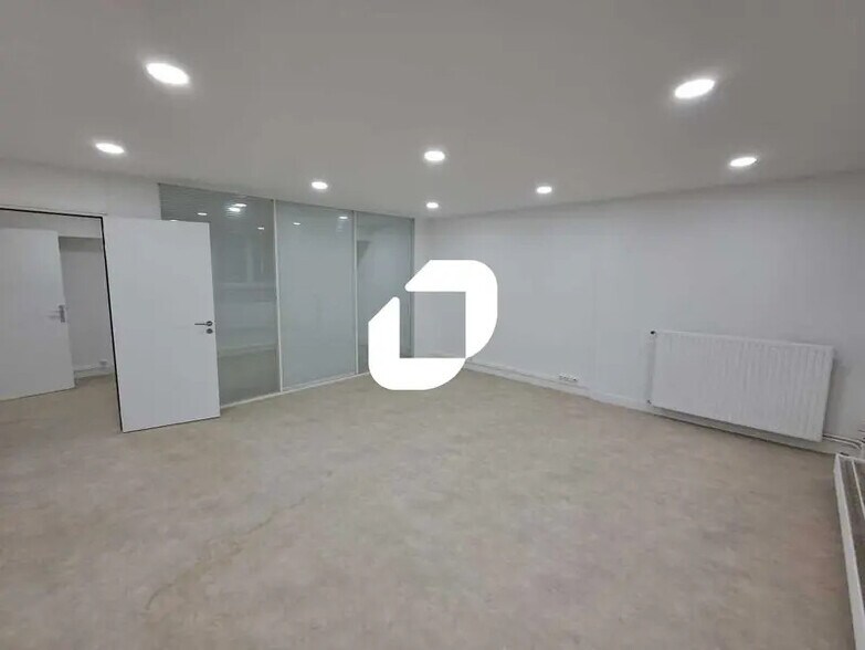 Office in Nanterre for lease - Interior Photo - Image 1 of 20