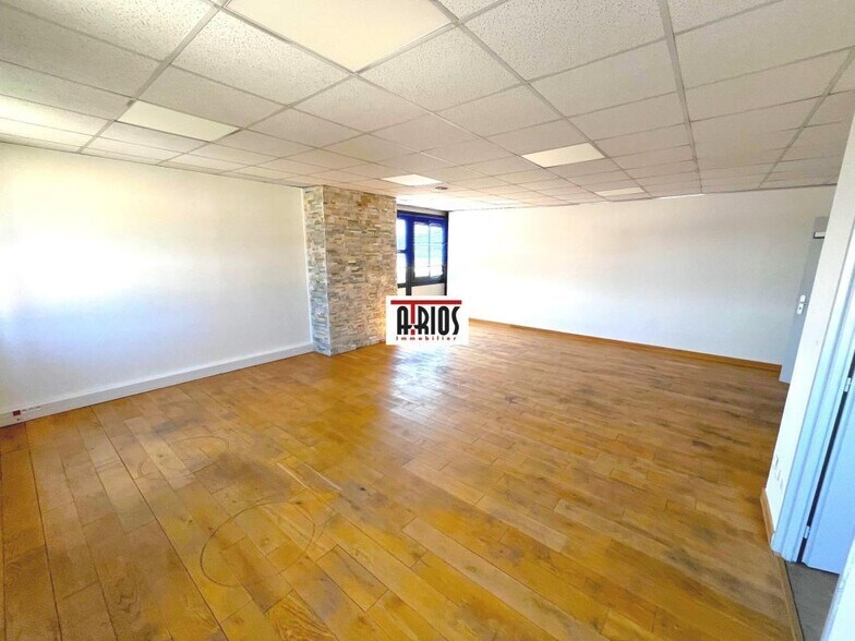 Office in La Garde for lease - Interior Photo - Image 2 of 3