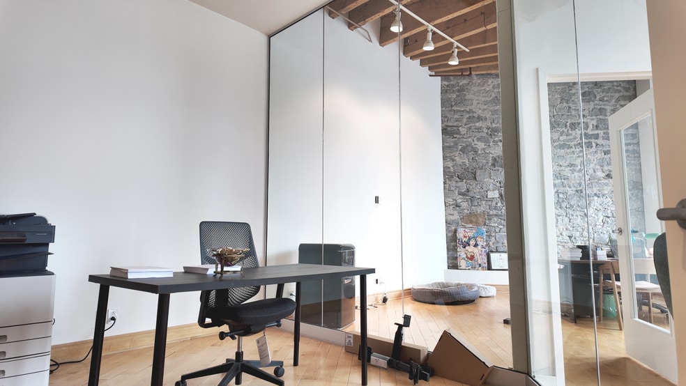 329 Rue de la Commune O, Montréal, QC for lease - Interior Photo - Image 2 of 6