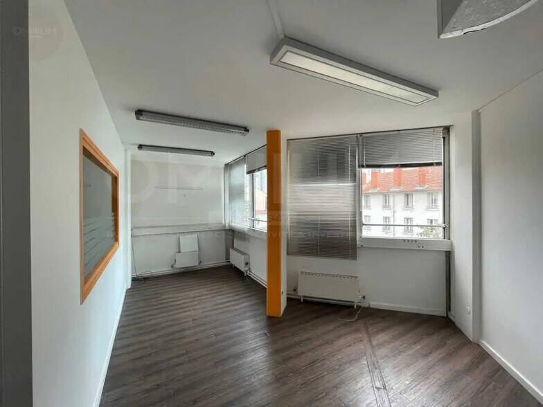 Office in Villeurbanne for lease - Interior Photo - Image 1 of 11