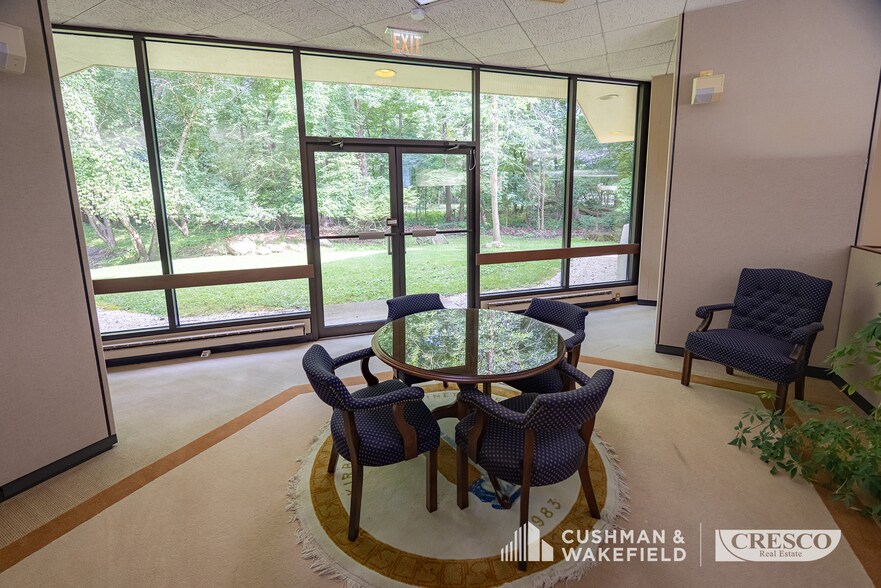 28800 Clemens Rd, Cleveland, OH à louer - Photo du bâtiment - Image 2 de 4