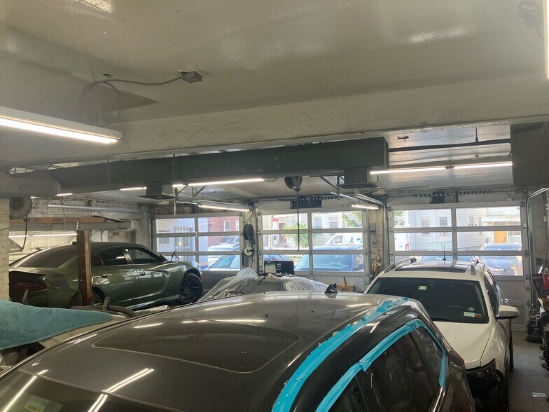 131-09 14th Ave, College Point, NY à vendre - Photo intérieure - Image 2 de 4