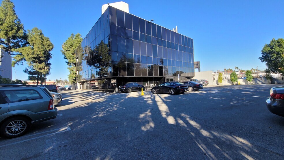 17742-17750 Sherman Way, Reseda, CA à louer - Photo du bâtiment - Image 1 de 24