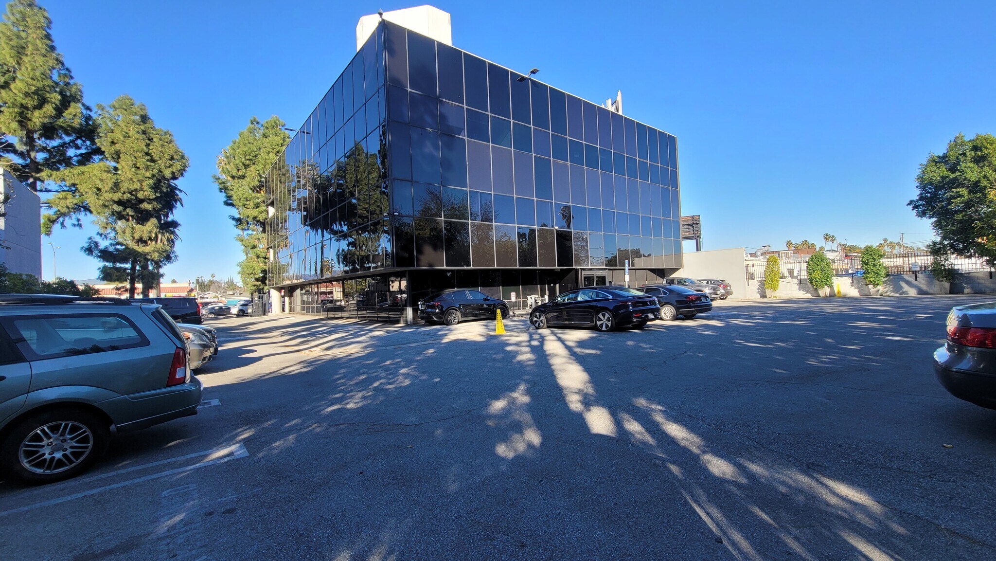 17742-17750 Sherman Way, Reseda, CA à louer Photo du bâtiment- Image 1 de 25