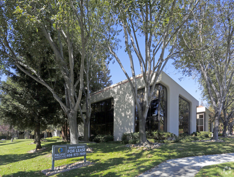 19925 Stevens Creek Blvd, Cupertino, CA à louer - Photo principale - Image 1 de 16