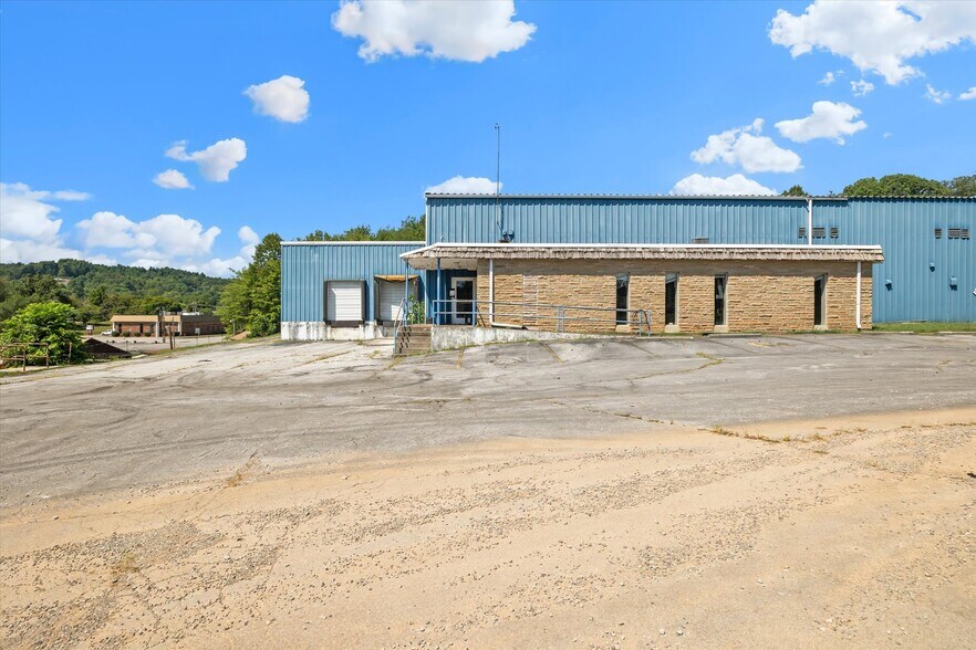 119 N Main St, Byrdstown, TN à vendre - Photo du bâtiment - Image 1 de 15