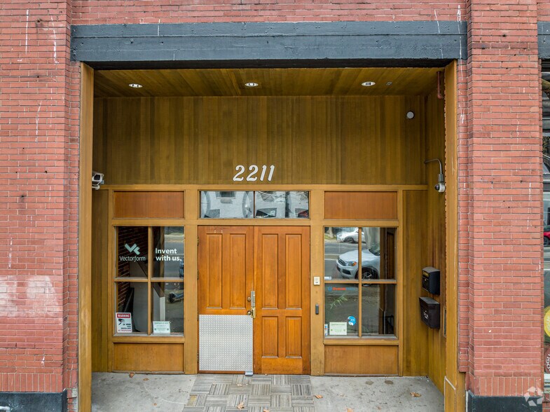 2211 5th Ave, Seattle, WA à louer - Photo du bâtiment - Image 2 de 6