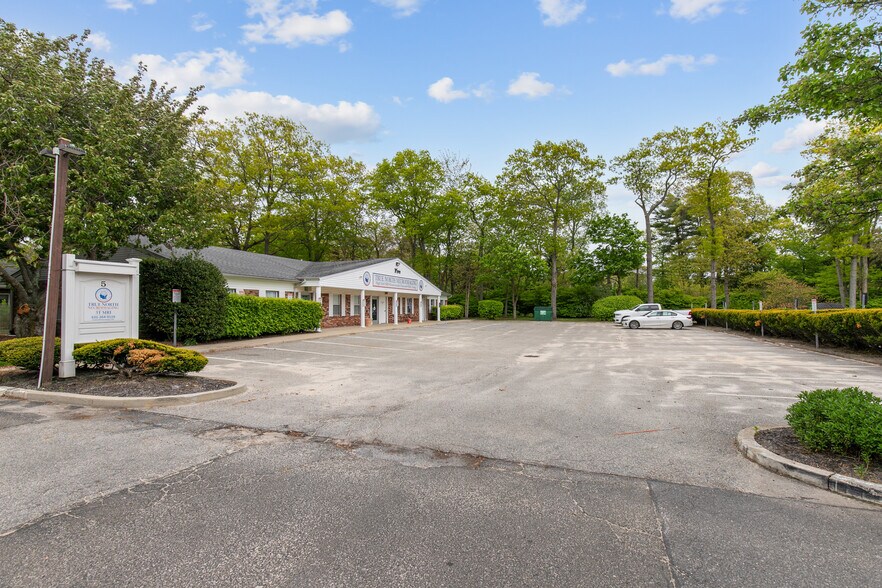 5 Medical Dr, Port Jefferson Station, NY à vendre - Photo du bâtiment - Image 2 de 6