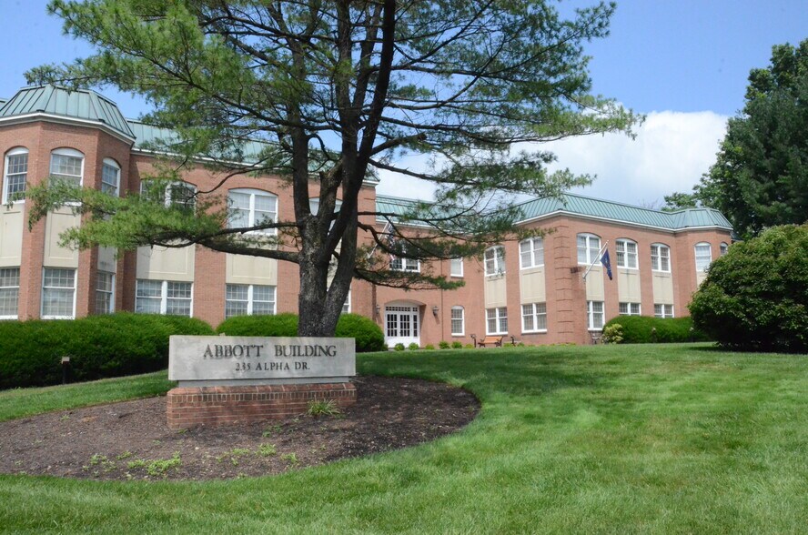 235 Alpha Dr, Pittsburgh, PA à vendre - Photo du bâtiment - Image 1 de 13