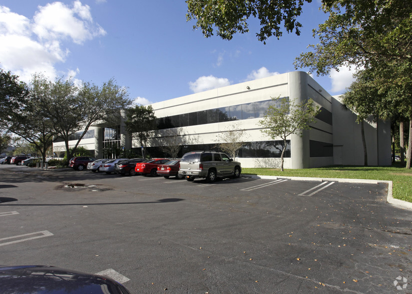 15280 NW 79th Ct, Miami Lakes, FL for lease - Building Photo - Image 2 of 13