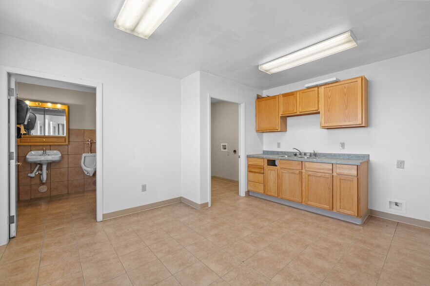 2708 30th Ave NE, Minot, ND à vendre - Photo du bâtiment - Image 2 de 42
