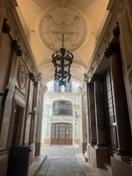 22 Rue De Douai, Paris for lease - Lobby - Image 3 of 8