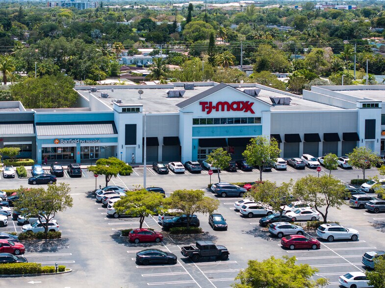 1600-1760 NE Miami Gardens Dr, Miami, FL à louer - Photo du bâtiment - Image 2 de 16