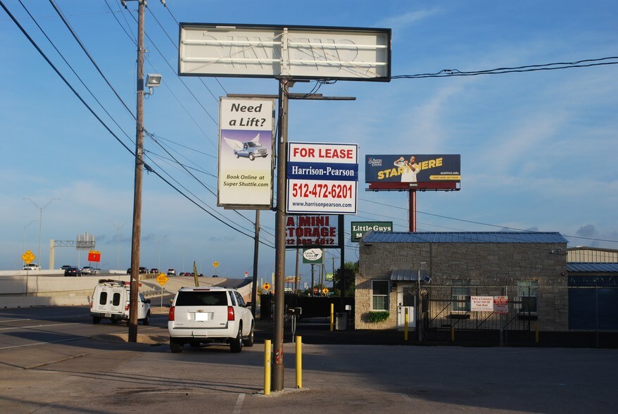 2401 Highway 71 E, Del Valle, TX à louer - Photo du bâtiment - Image 2 de 16