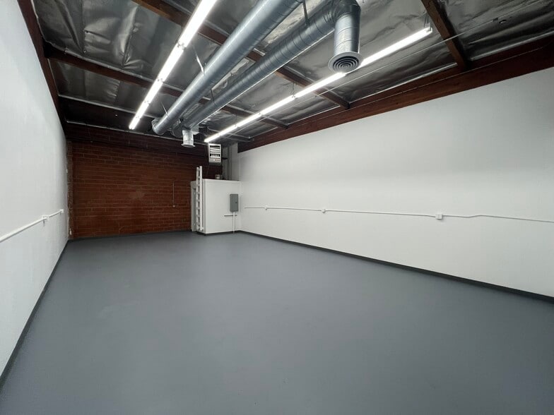 7411 Laurel Canyon Blvd, North Hollywood, CA for lease - Building Photo - Image 2 of 9
