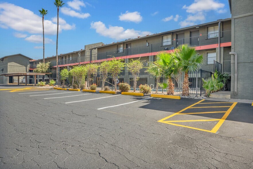 2424 E Grandview Rd, Phoenix, AZ à vendre - Photo du bâtiment - Image 2 de 19