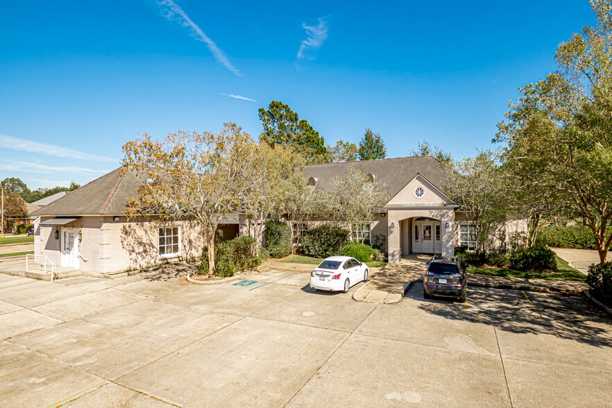8425 Cumberland Pl, Baton Rouge, LA for lease - Building Photo - Image 1 of 65