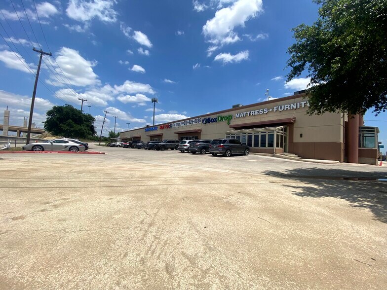 13902-13920 N IH 35, San Antonio, TX à louer - Photo du bâtiment - Image 2 de 5