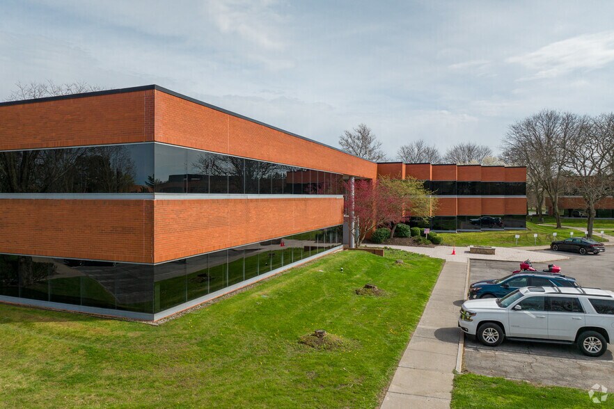 220 Salina Meadows Pky, Syracuse, NY à louer - Photo principale - Image 1 de 21