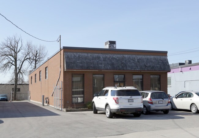 Plus de détails pour 351 Olivewood Rd, Toronto, ON - Industriel à louer