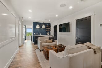 602 Steve Hawkins Pky, Marble Falls, TX à vendre Photo du bâtiment- Image 2 de 23