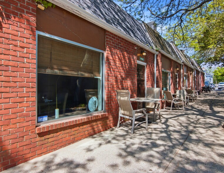 40 E Main St, Riverhead, NY à vendre - Photo du bâtiment - Image 3 de 4