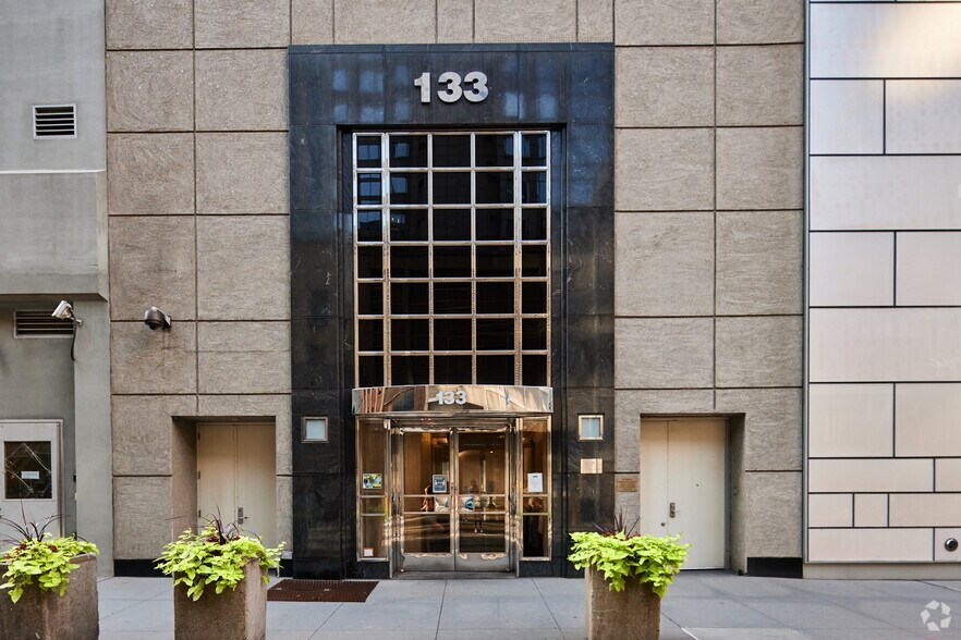 133 E 58th St, New York, NY à louer - Photo du bâtiment - Image 2 de 3