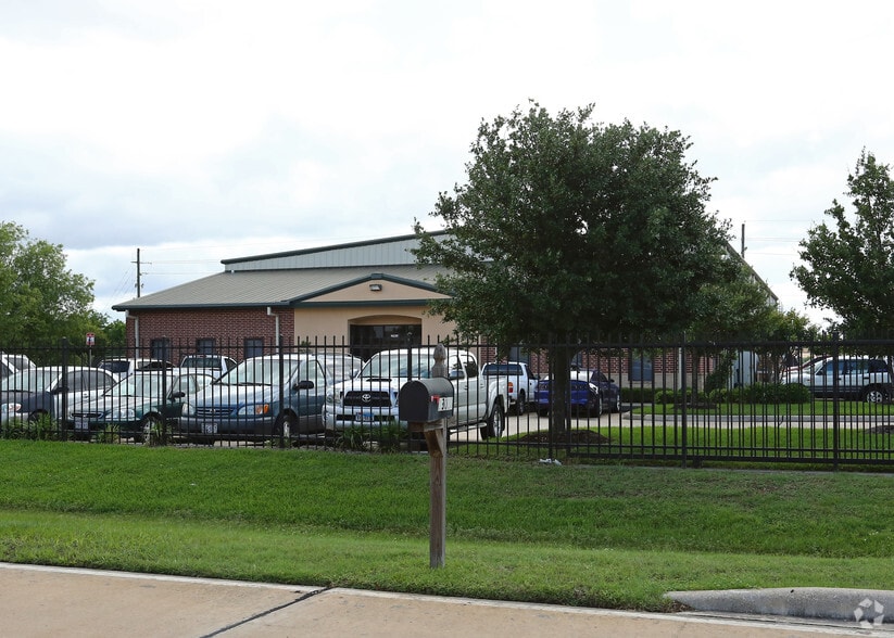 13018 Brittmoore Park Dr, Houston, TX à louer - Photo du bâtiment - Image 3 de 8