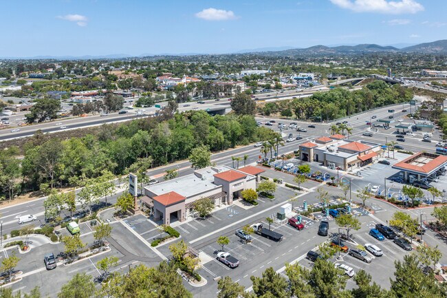 Plus de détails pour 640 Hacienda Dr, Vista, CA - Commerce de détail aux enchères