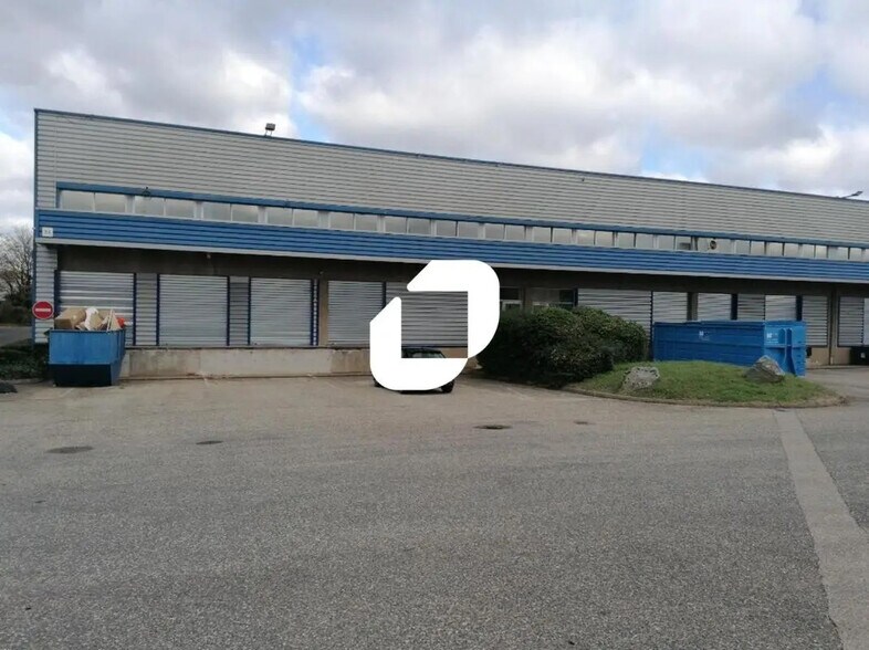 Flex in Chassieu for lease - Building Photo - Image 1 of 12