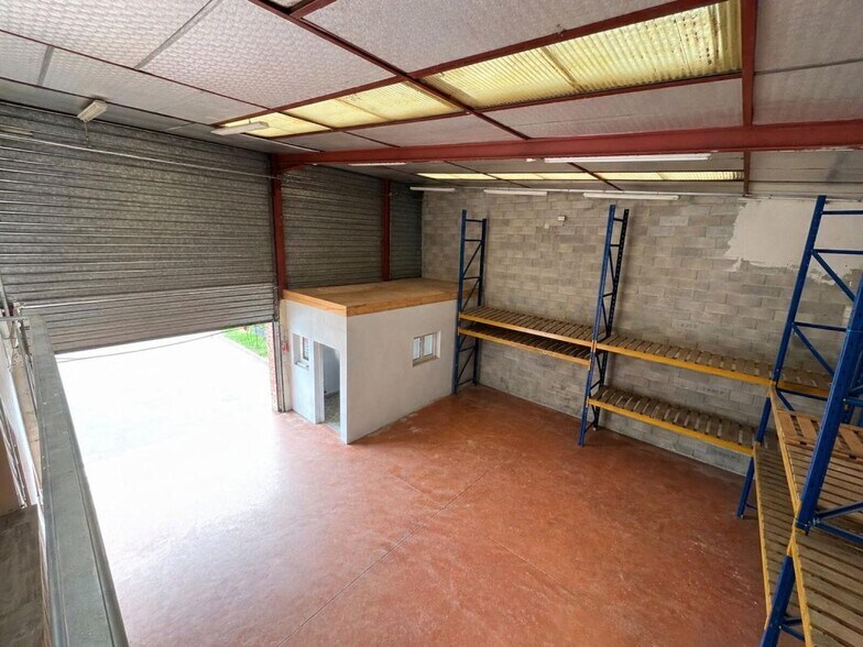 Flex in Lisses for lease - Interior Photo - Image 3 of 8