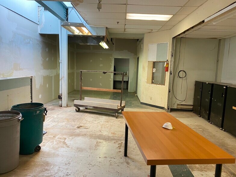 22A Ripley Av, Toronto, ON à louer - Photo du bâtiment - Image 3 de 6