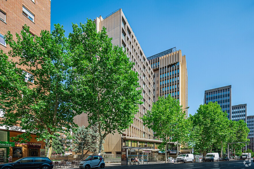 Calle de Agustín de Foxá, 25, Madrid, Madrid for lease - Building Photo - Image 2 of 14
