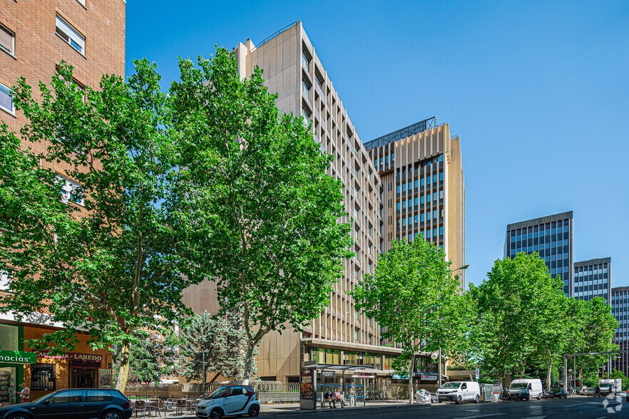 Calle de Agustín de Foxá, 25, Madrid, Madrid à louer - Photo du bâtiment - Image 2 de 14