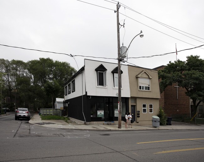 Plus de détails pour 347-349 Jones Ave, Toronto, ON - Commerce de détail à vendre